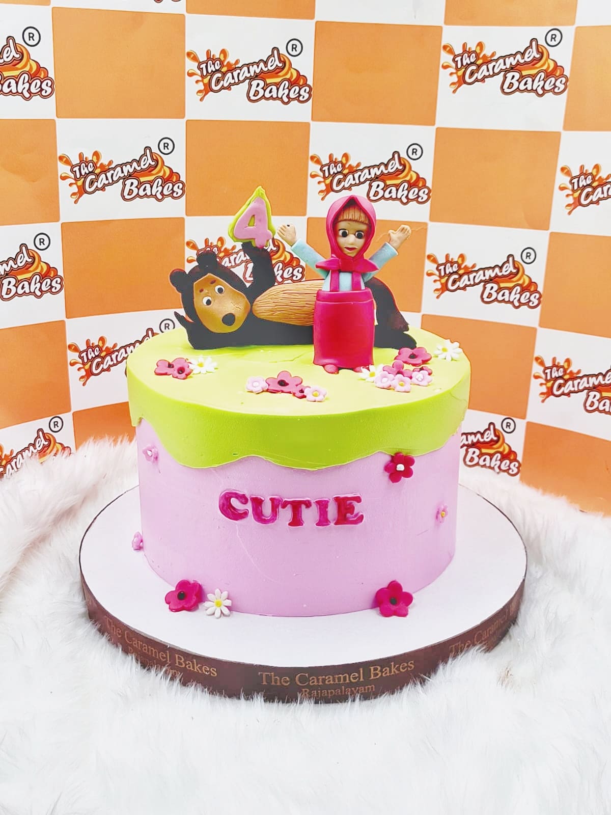 Maasha and the bear theme1