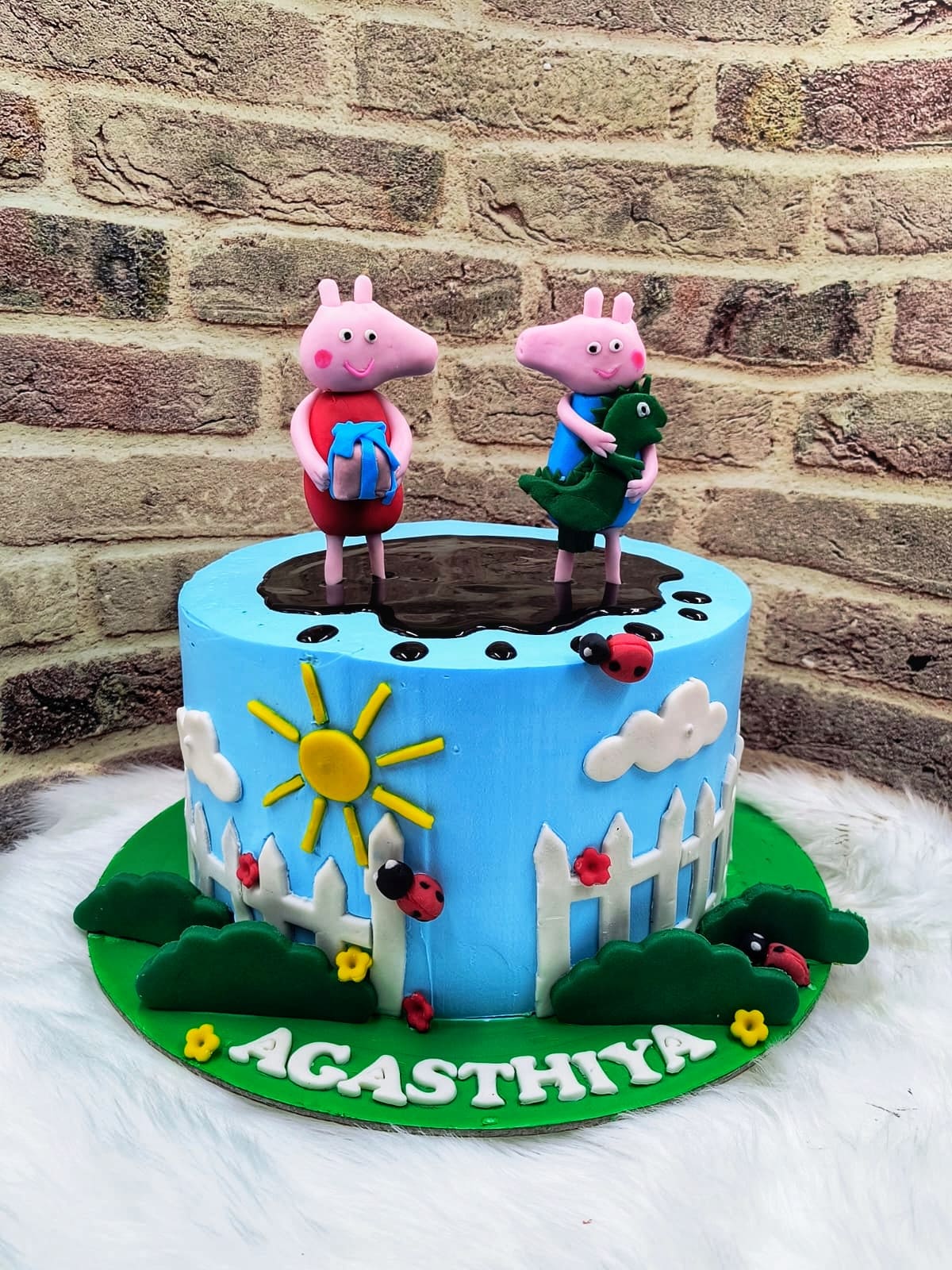 Peppa pig theme cake